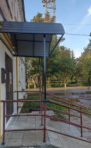 Подход к мастерской и входной пандус